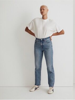 Madewell The Curvy ‘90’s Straight-Leg Jeans in Light Blue Wash